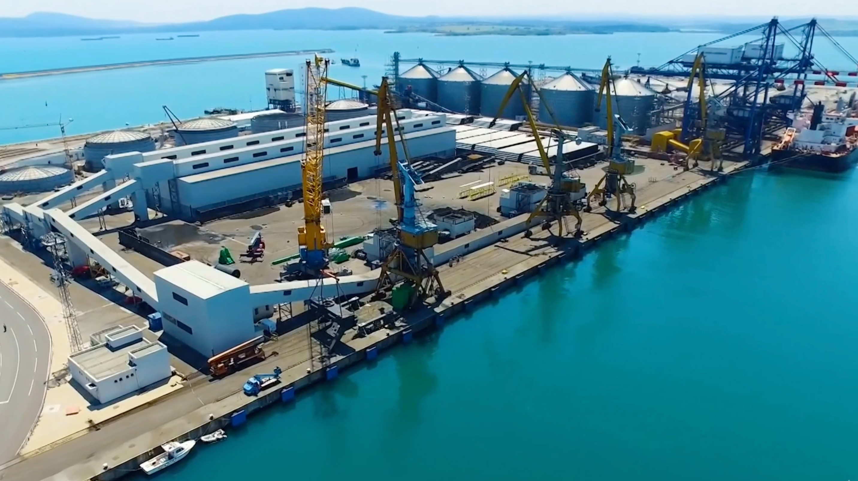 port and site next to port