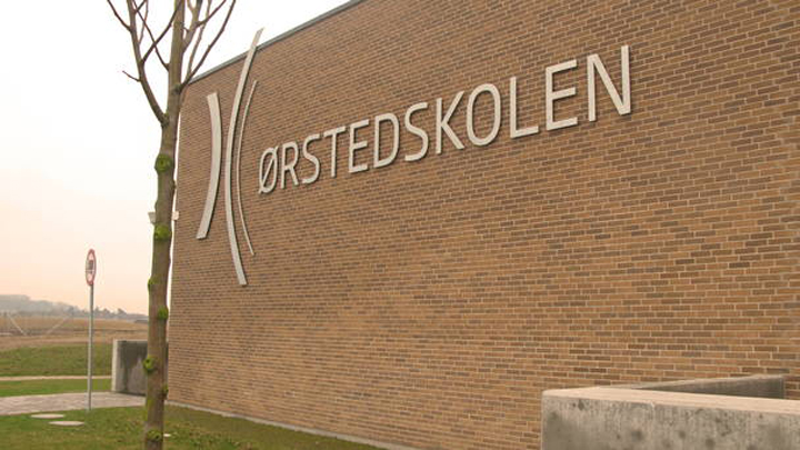 Ørstedskolen Indgangsparti  close up of sign